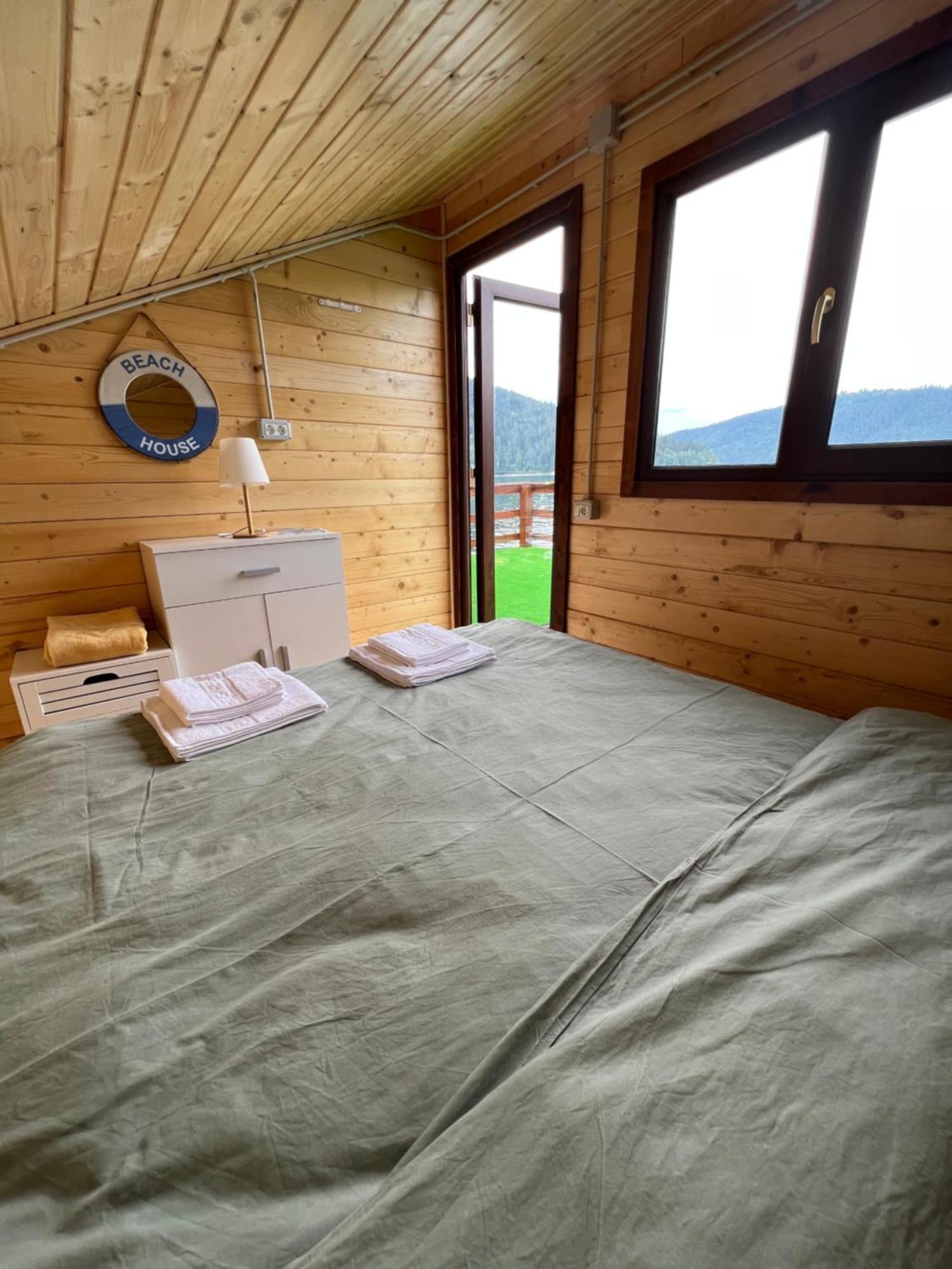 Holiday Bicaz Bungalows On The Lake Buitenkant foto