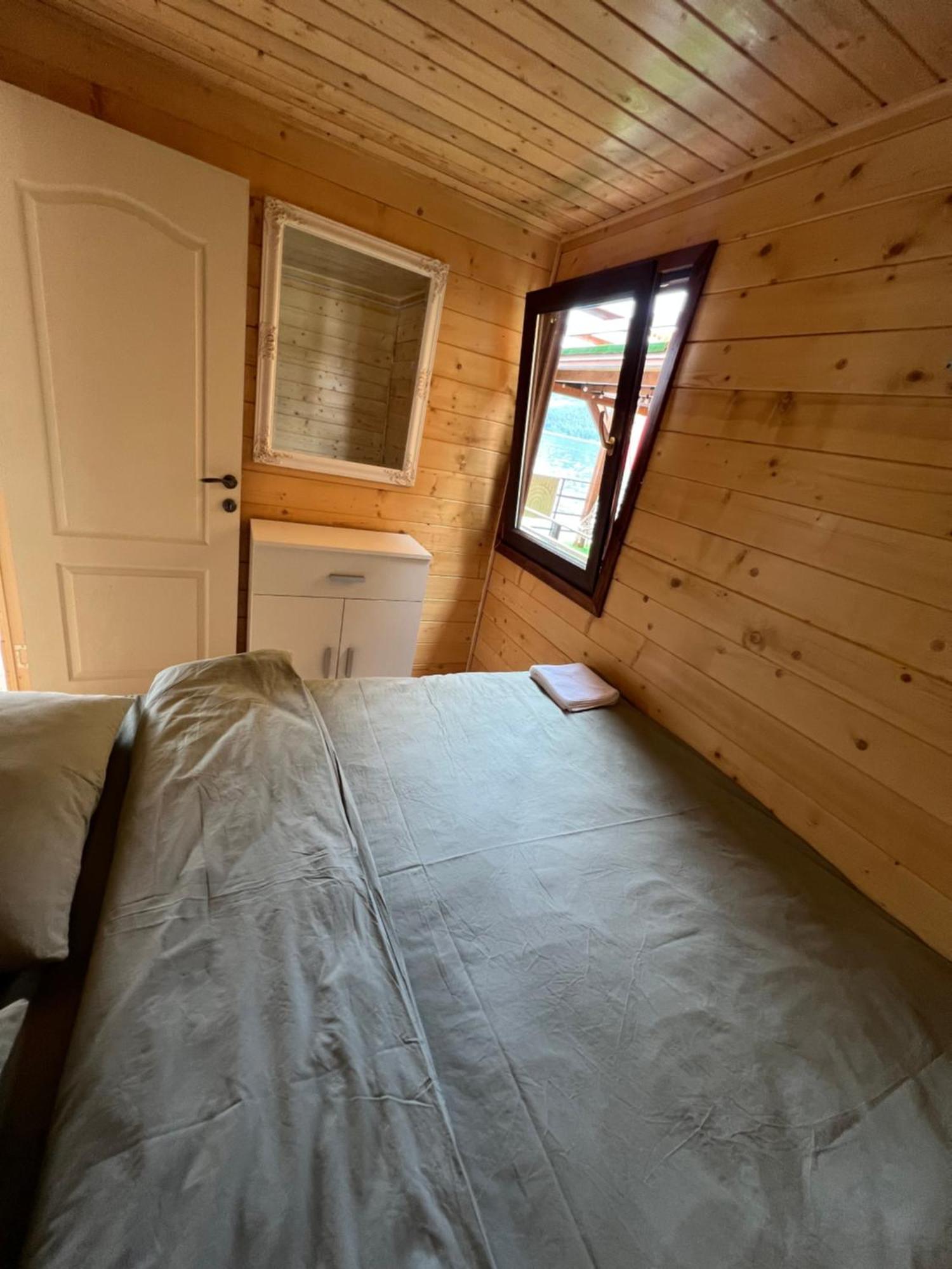 Holiday Bicaz Bungalows On The Lake Buitenkant foto